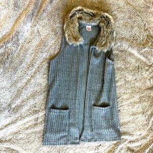 Girls Gray Sweat Vest With Faux Fur Collar